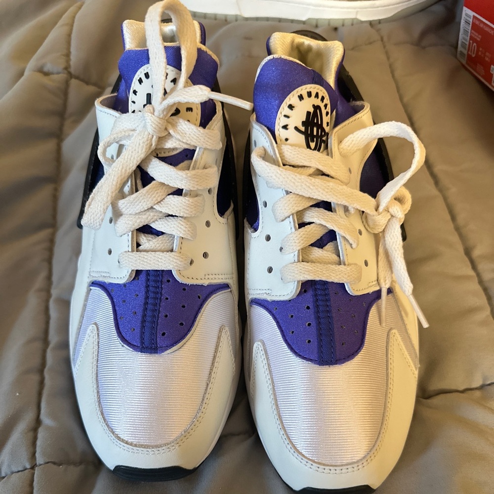 These are brand new never worn Nike huaraches white and royal purple